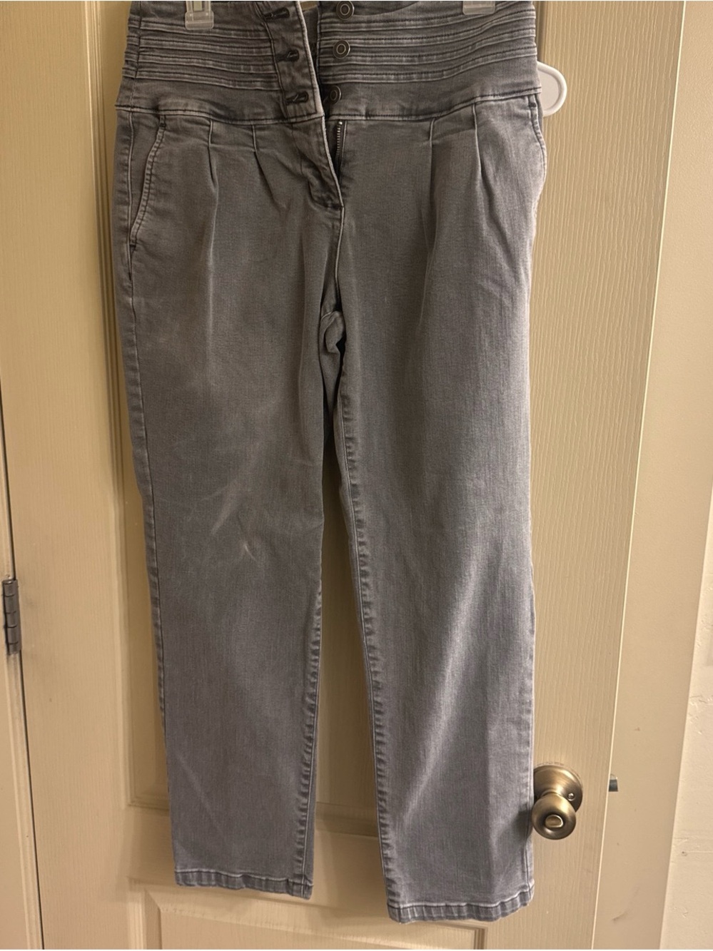 High-Rise Gray high waisted Cropped Jeans with Button-Front Detail